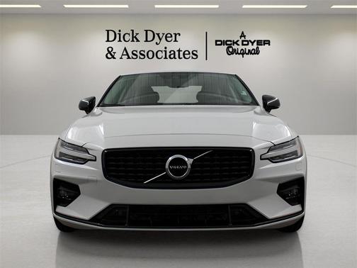 2022 Volvo S60 B5 Momentum