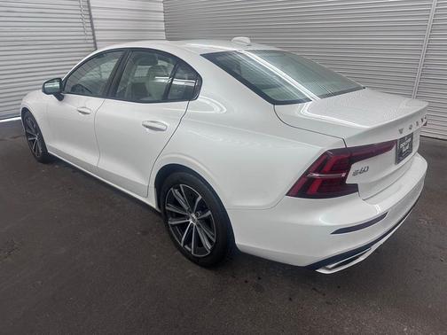 2022 Volvo S60 B5 Momentum
