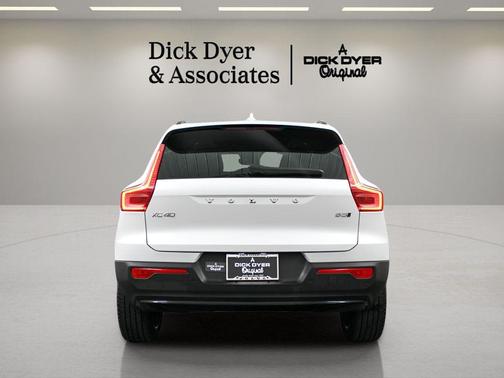 Crystal White Pearl 2025 Volvo XC40 B5 Ultra Dark Theme