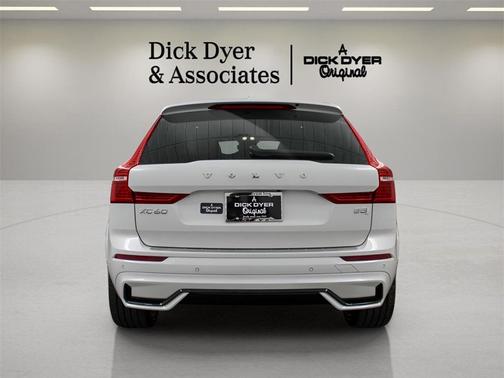 2023 Volvo XC60 B5 Ultimate Dark Theme