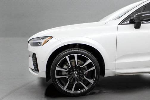 2023 Volvo XC60 B5 Ultimate Dark Theme