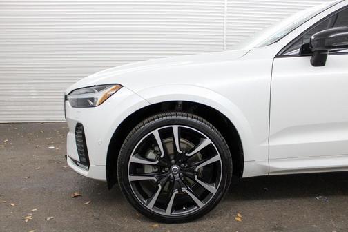 2023 Volvo XC60 B5 Ultimate Dark Theme