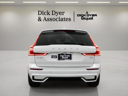 2023 Volvo XC60 B5 Ultimate Dark Theme