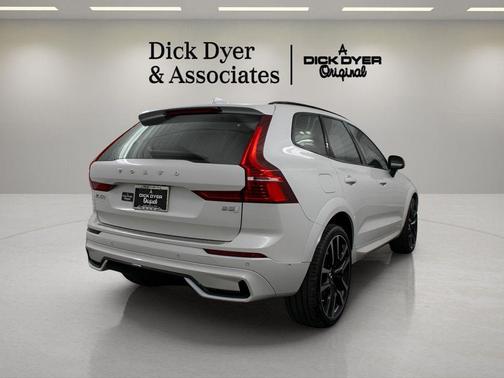 2023 Volvo XC60 B5 Ultimate Dark Theme