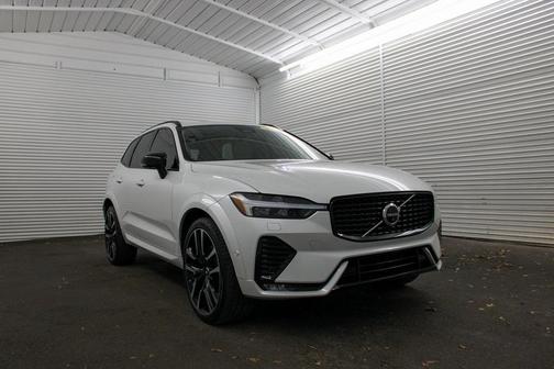 2023 Volvo XC60 B5 Ultimate Dark Theme