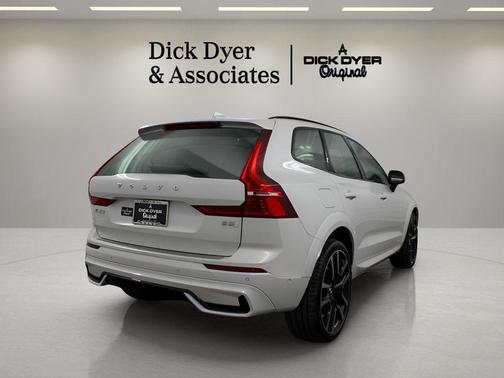 2023 Volvo XC60 B5 Ultimate Dark Theme