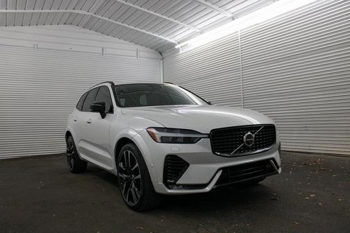 2023 Volvo XC60 B5 Ultimate Dark Theme