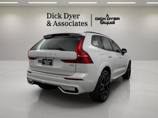 2023 Volvo XC60 B5 Ultimate Dark Theme