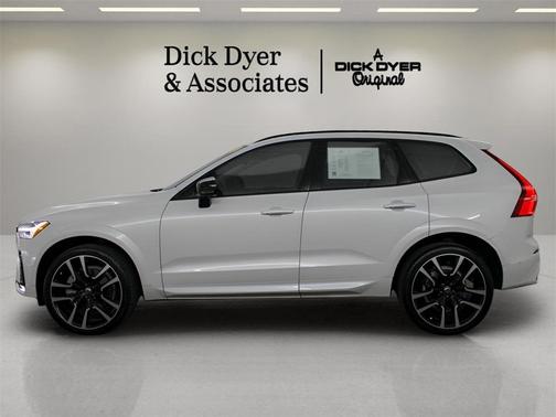2023 Volvo XC60 B5 Ultimate Dark Theme