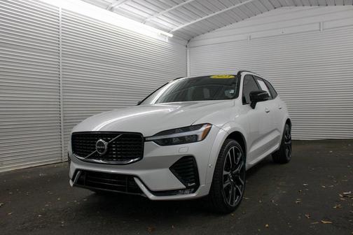 2023 Volvo XC60 B5 Ultimate Dark Theme