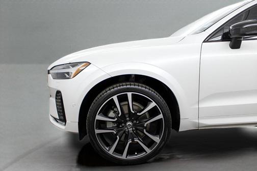 2023 Volvo XC60 B5 Ultimate Dark Theme