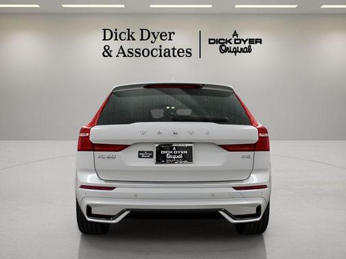 2023 Volvo XC60 B5 Ultimate Dark Theme