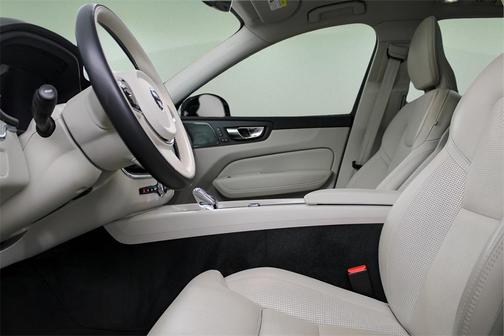 2023 Volvo XC60 B5 Ultimate Dark Theme