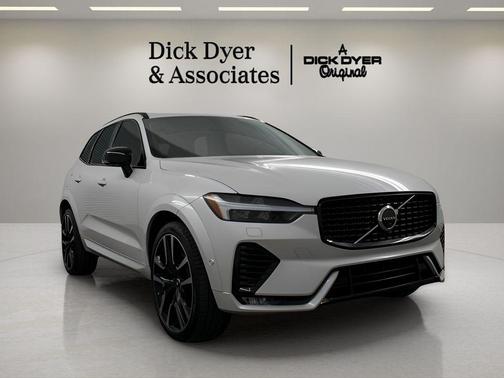 2023 Volvo XC60 B5 Ultimate Dark Theme