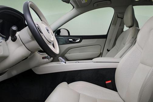 2023 Volvo XC60 B5 Ultimate Dark Theme