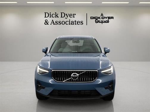 2025 Volvo XC40 B5 Ultra Bright Theme