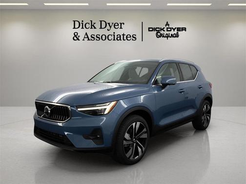 2025 Volvo XC40 B5 Ultra Bright Theme