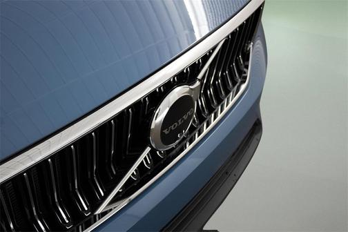 2025 Volvo XC40 B5 Ultra Bright Theme