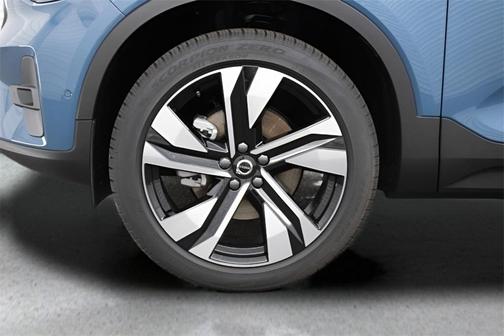 2025 Volvo XC40 B5 Ultra Bright Theme