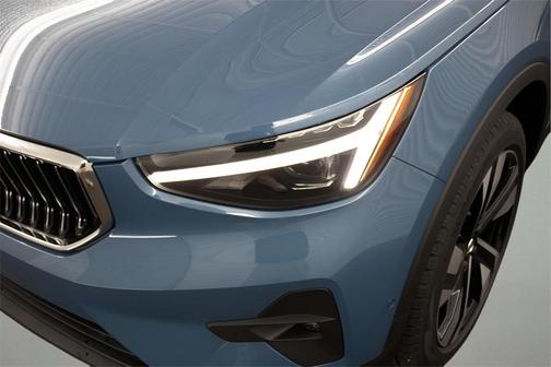 2025 Volvo XC40 B5 Ultra Bright Theme