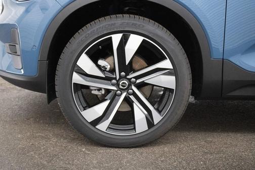2025 Volvo XC40 B5 Ultra Bright Theme