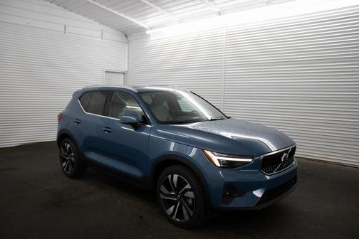 2025 Volvo XC40 B5 Ultra Bright Theme