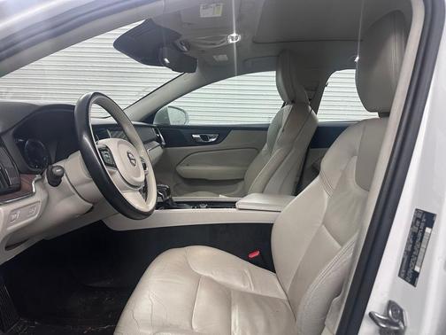 2021 Volvo S60 T6 Momentum