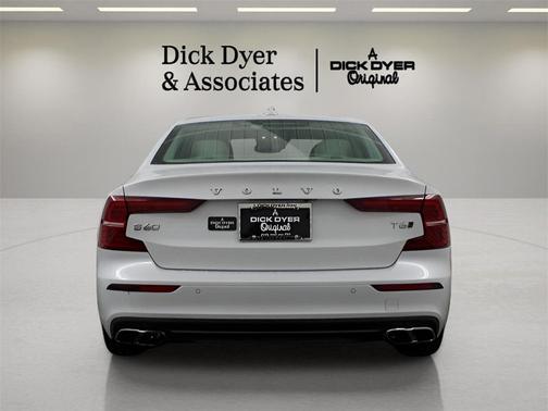 2021 Volvo S60 T6 Momentum