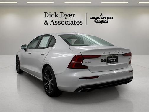 2021 Volvo S60 T6 Momentum