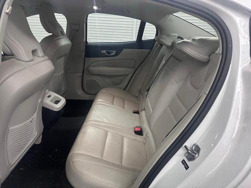 2021 Volvo S60 T6 Momentum