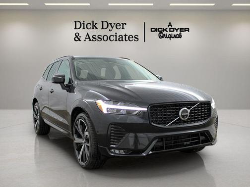 Onyx Black Metallic 2025 Volvo XC60 B5 Ultra