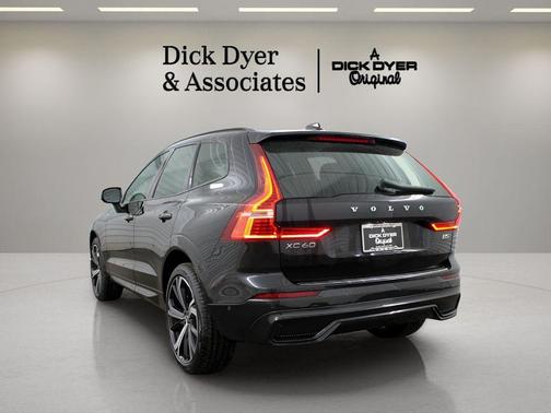 Onyx Black Metallic 2025 Volvo XC60 B5 Ultra