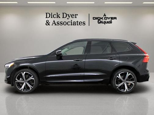 Onyx Black Metallic 2025 Volvo XC60 B5 Ultra