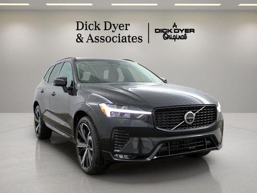 Onyx Black Metallic 2025 Volvo XC60 B5 Ultra
