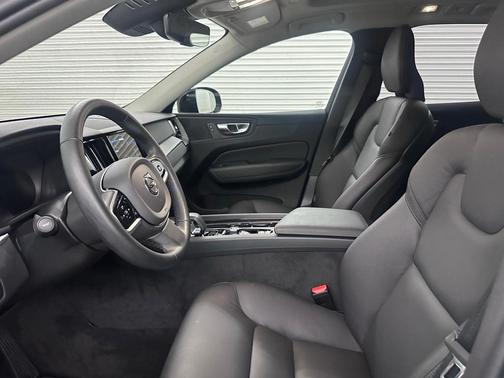 2025 Volvo XC60 B5 AWD Plus