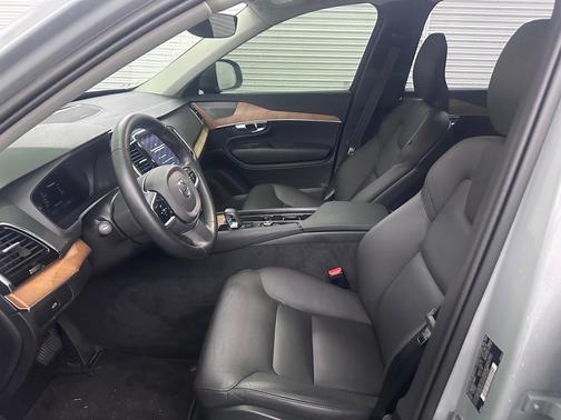 2025 Volvo XC90 B5 Plus