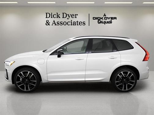 2024 Volvo XC60 Recharge Plug-In Hybrid T8 Ultimate Dark Theme