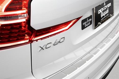 2024 Volvo XC60 Recharge Plug-In Hybrid T8 Ultimate Dark Theme