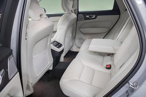 2025 Volvo XC60 B5 Ultra