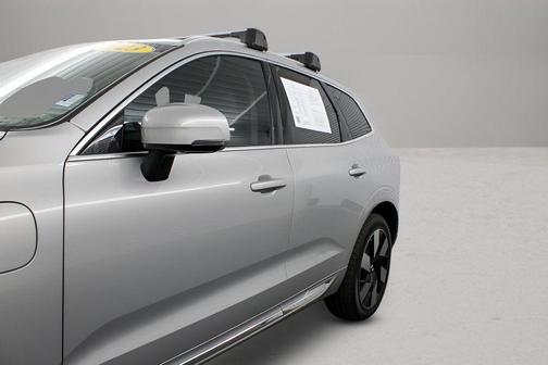 2023 Volvo XC60 Recharge Plug-In Hybrid T8 Ultimate Bright Theme