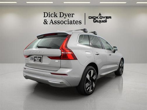 2023 Volvo XC60 Recharge Plug-In Hybrid T8 Ultimate Bright Theme