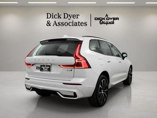 Crystal White Metallic 2025 Volvo XC60 B5 Ultra