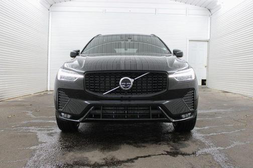 Onyx Black Metallic 2025 Volvo XC60 B5 Plus