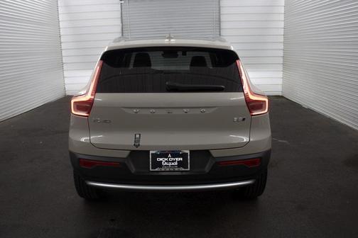 2025 Volvo XC40 B5 Ultra Bright Theme