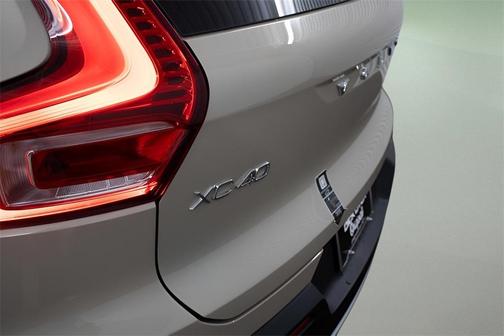 2025 Volvo XC40 B5 Ultra Bright Theme