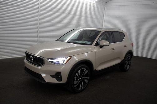 2025 Volvo XC40 B5 Ultra Bright Theme