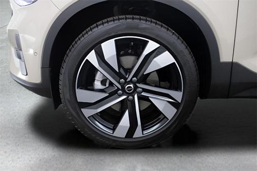 2025 Volvo XC40 B5 Ultra Bright Theme