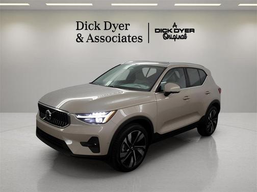 2025 Volvo XC40 B5 Ultra Bright Theme