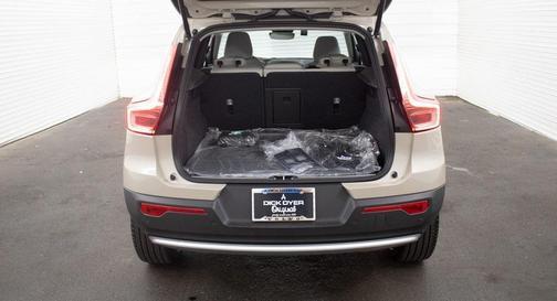 2025 Volvo XC40 B5 Ultra Bright Theme