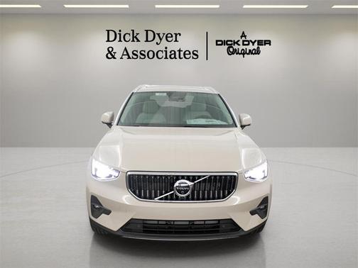 2025 Volvo XC40 B5 Ultra Bright Theme